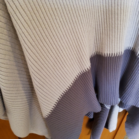 Lululemon On the Go Poncho EUC - Picture 7 of 13